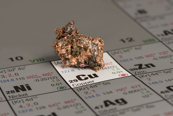 Mineral de cobre e sua representação na tabela periódica. 
