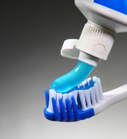 Creme dental sendo colocado em escova