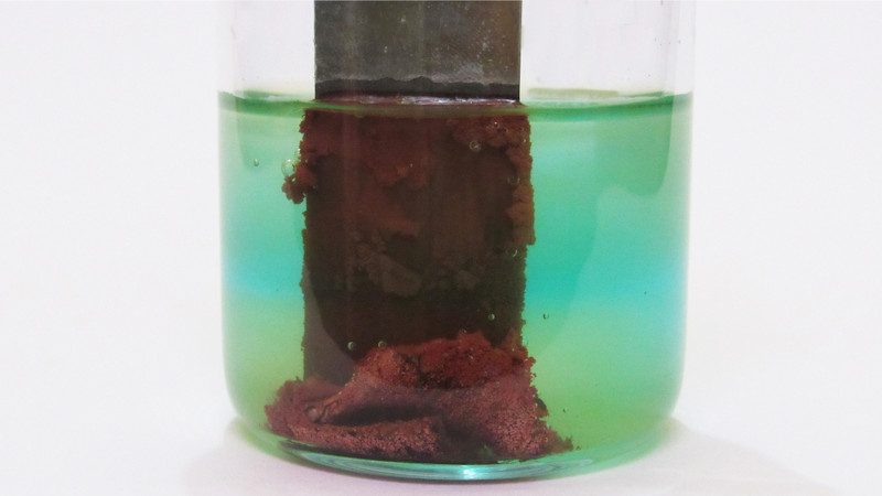 ReaÃ§Ã£o de zinco e sulfato de cobre, um exemplo de reaÃ§Ã£o de simples troca (ou deslocamento), um tipo de reaÃ§Ã£o quÃ­mica.