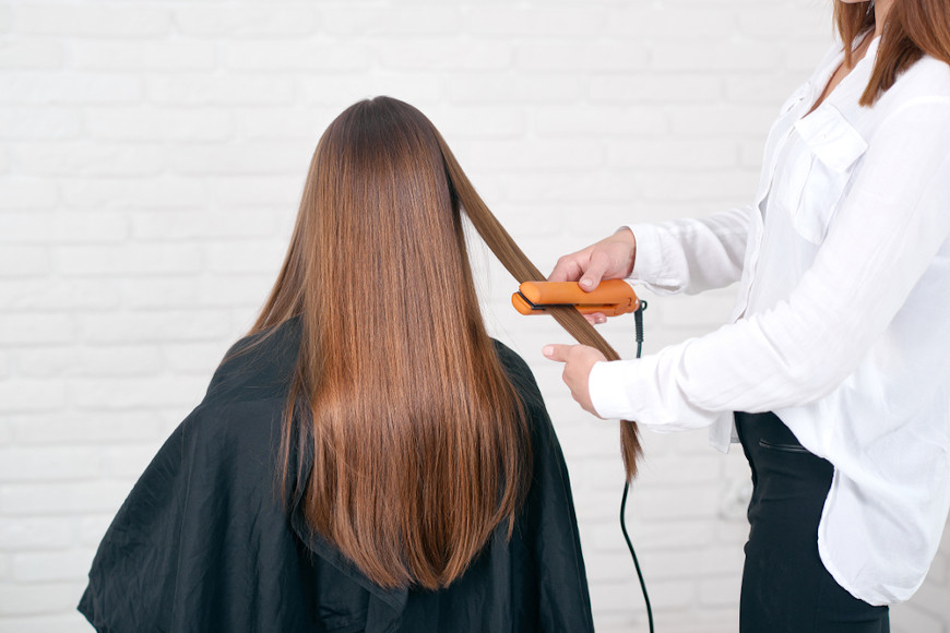 Cabeleireira alisando o cabelo de uma cliente, procedimento que, entre 2000 e 2009, poderia ser realizado com formol.