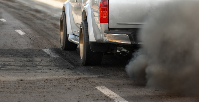EmissÃ£o de gases pelo escapamento de um carro, decorrentes da queima de combustÃ­veis, um exemplo de oxidorreduÃ§Ã£o.