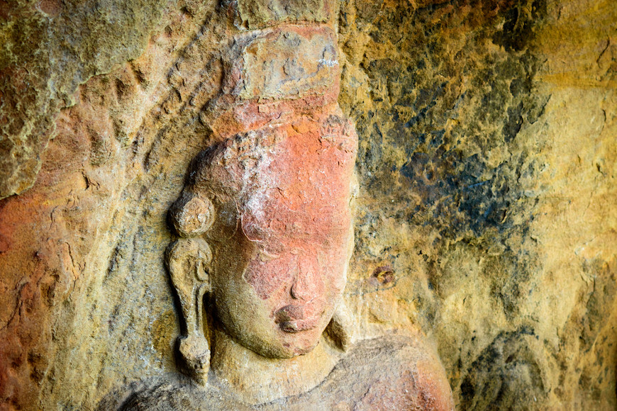 Efeito da chuva ácida sobre estátuas no Camboja.