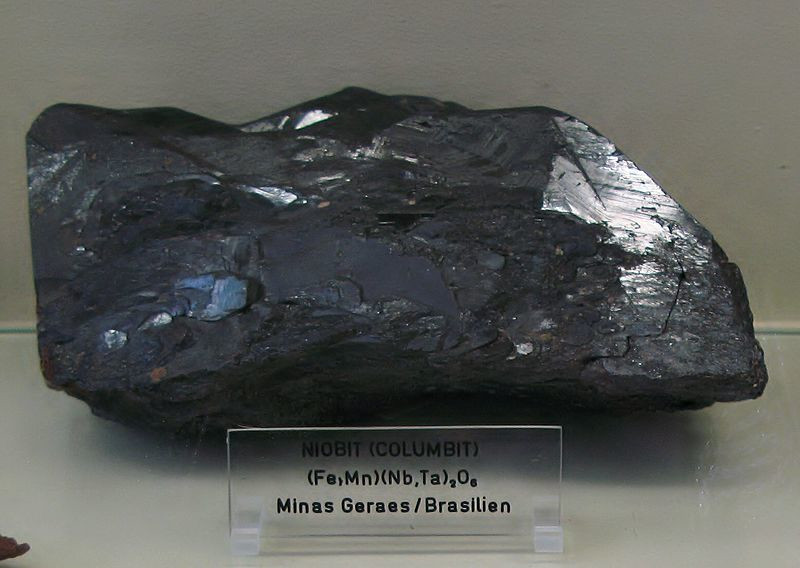 Mineral columbita exposto em museu na Alemanha. [1]