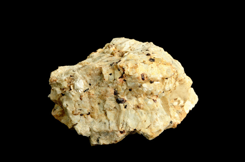 Mineral pirocloro â€” (Na,Ca)2Nb2O6(OH,F).
