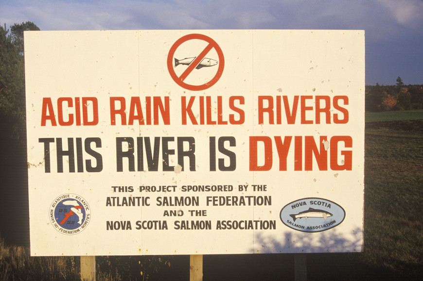  Placa indicando que um rio está morrendo devido à ocorrência de chuva ácida na região. [1]
