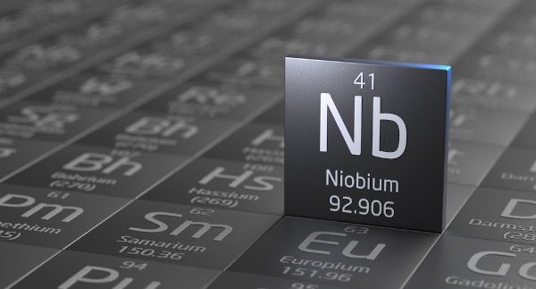 Quadrado de metal com o símbolo do elemento químico Nióbio.