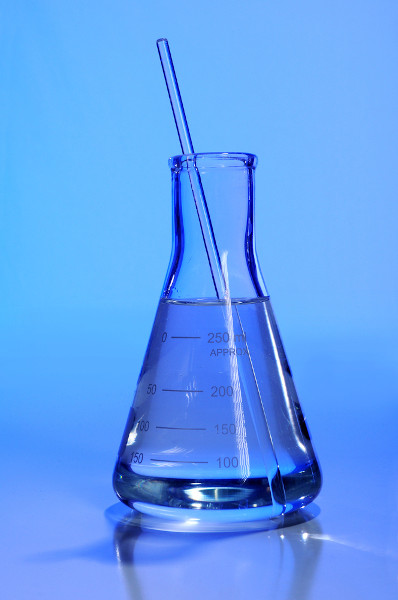 BastÃ£o de vidro, uma das principais vidrarias de laboratÃ³rio de QuÃ­mica, em um frasco Erlenmeyer.