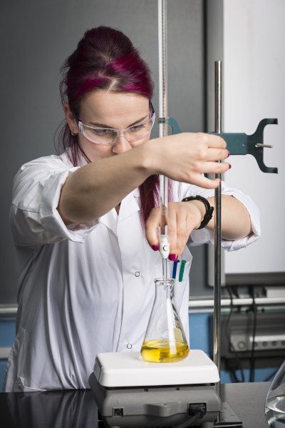 Cientista ajustando uma bureta, uma das principais vidrarias de laboratÃ³rio de QuÃ­mica, antes de proceder uma anÃ¡lise.