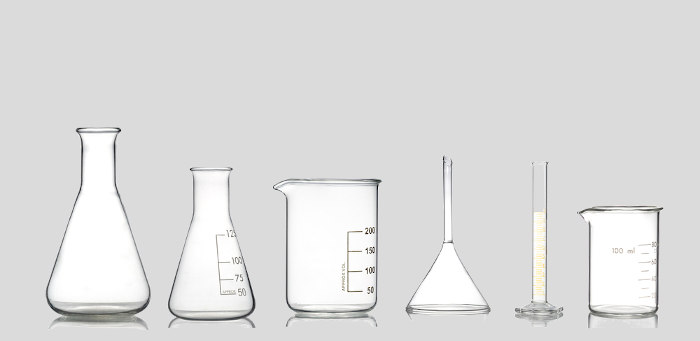 Conjunto de vidrarias de laboratório.