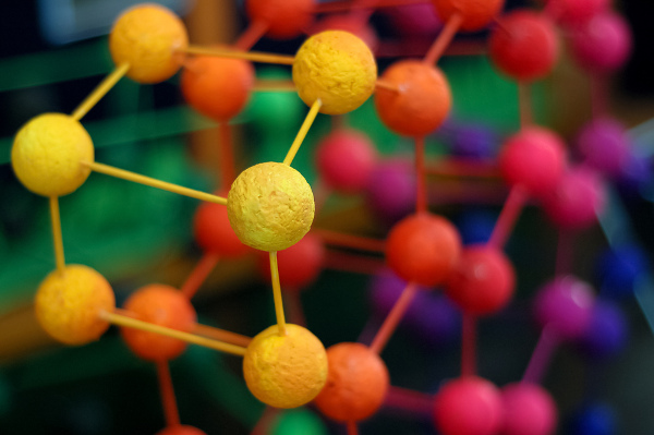 Fórmula química estrutural colorida representando a ideia de ligação covalente.
