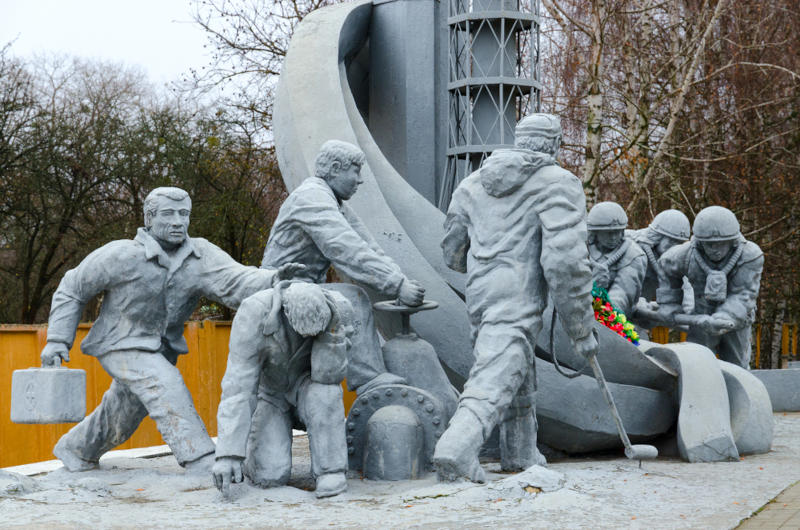 Monumento em homenagem aos bombeiros mortos no acidente de Chernobyl.