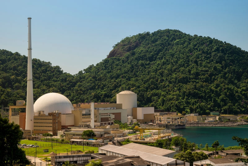 Usinas nucleares Angra I e Angra II, no Rio de Janeiro, em textos sobre bomba atômica.