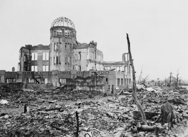 Fotografia de prédio da Cúpula da Bomba Atômica destruído após a explosão em Hiroshima, em 1945.