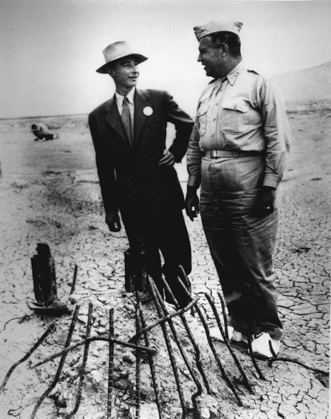 Oppenheimer e Groves examinam os restos das bases da torre de testes da primeira bomba atômica.