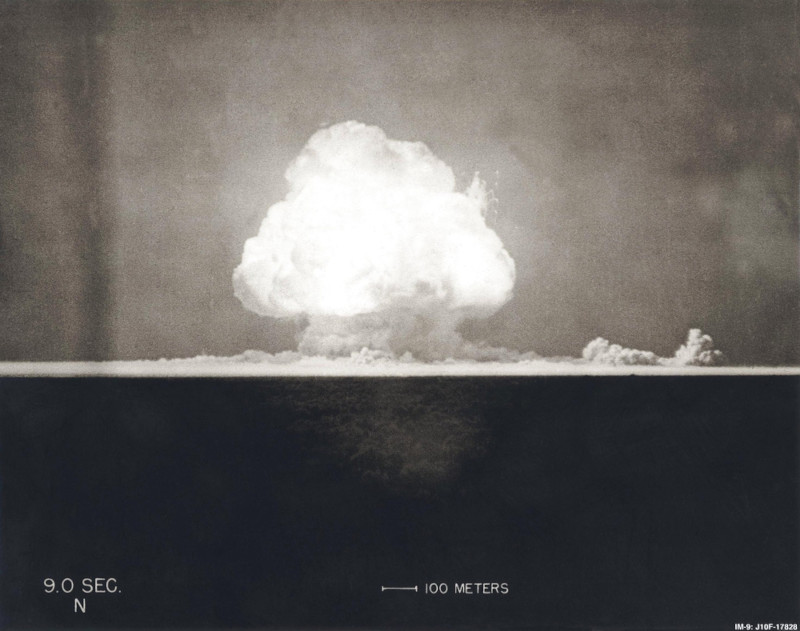 A fotografia retirada nove segundos após a explosão da bomba atômica do teste Trinity montra um grande cogumelo.