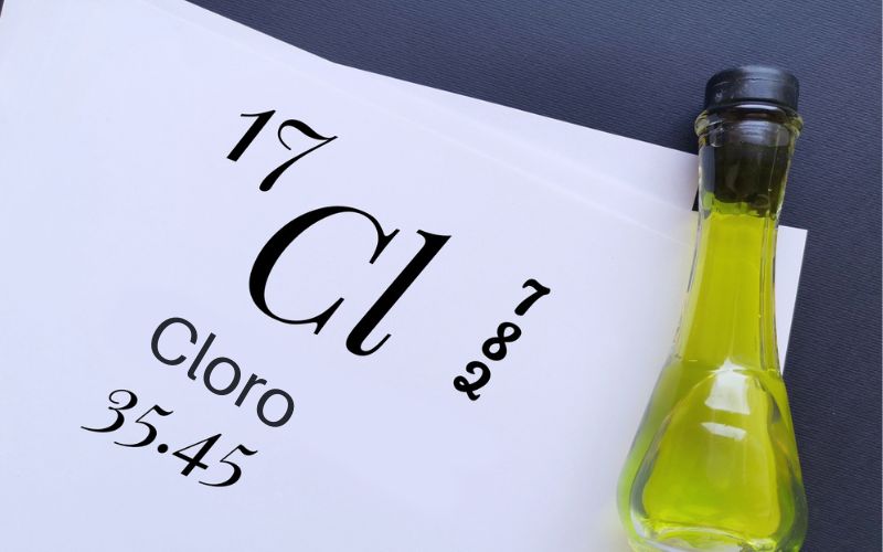 Frasco amarelado, símbolo e número atômico do cloro, um dos halogênios.