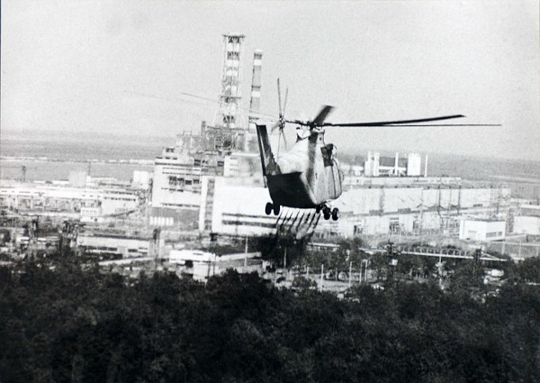 Helicóptero pulverizando área próxima ao local do acidente de Chernobyl.