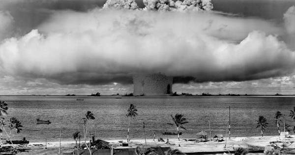 Teste de bomba atômica ocorrido no Atol do Biquíni, no Oceano Pacífico.