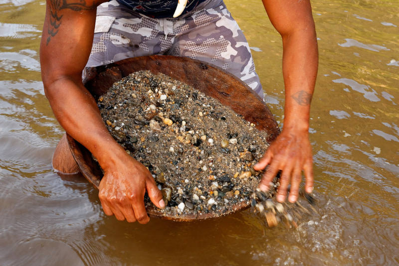 Separação de minérios em um rio, exemplo de levigação.