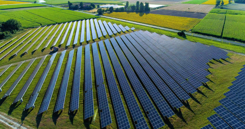 Placas solares usadas na produção de energia solar, uma das aplicações da química verde.