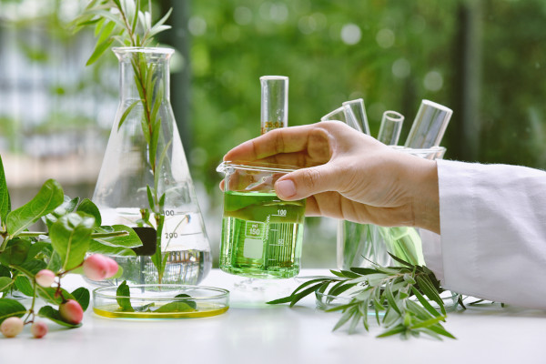Químico manipulando substâncias químicas de origem sustentável, uma alusão à química verde.