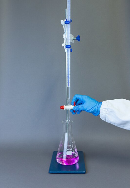Experimento de titulação ácido-base em uma vidraria de laboratório.