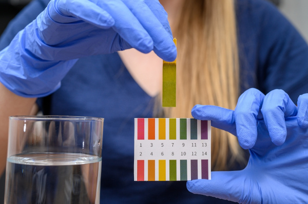 Verificação do pH da água através do papel de tornassol.