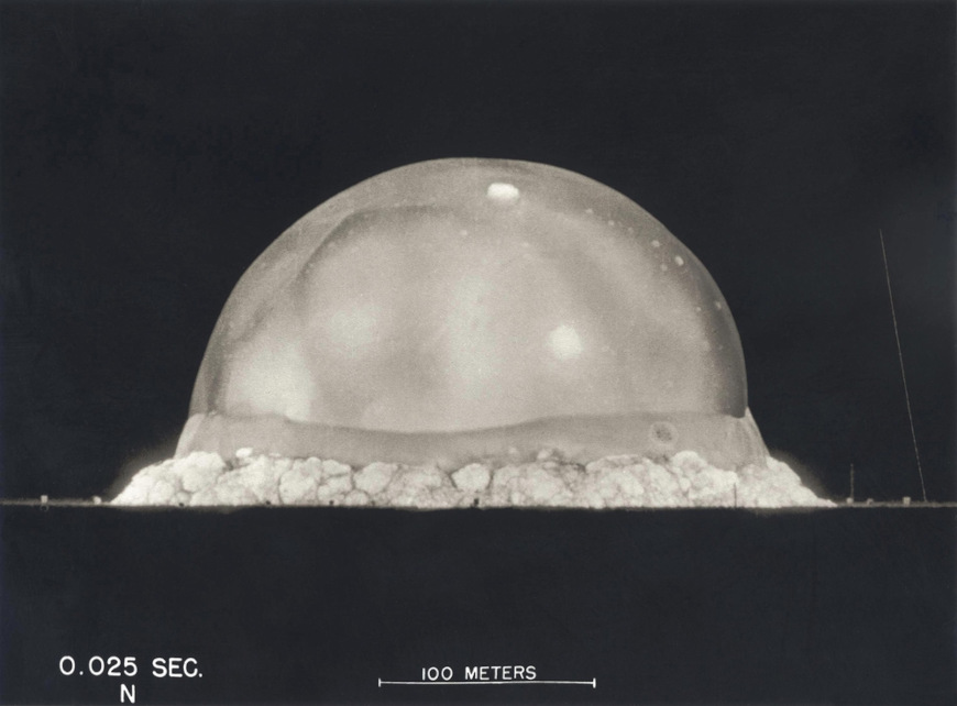 Fotografia feita 0,025 segundos após a primeira explosão de arma nuclear da história, a Experiência Trinity.