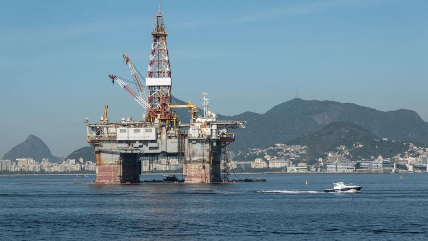 Plataforma de petróleo do pré-sal Gold Star, Baía de Guanabara, destaque em relação aos combustíveis fósseis no Brasil.