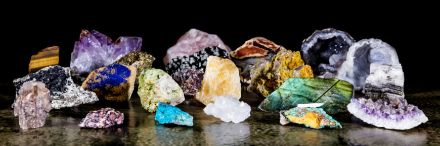 Pedras de diferentes minerais, compostos estudados em Química Inorgânica.