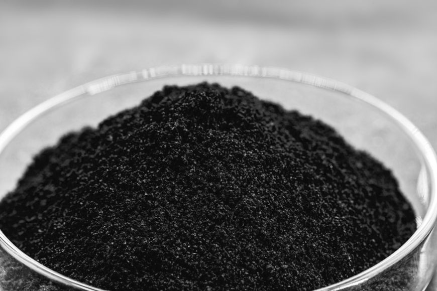 Amostra de grafeno em pó. Apesar de ser um composto de carbono, é amplamente estudado na Química Inorgânica.