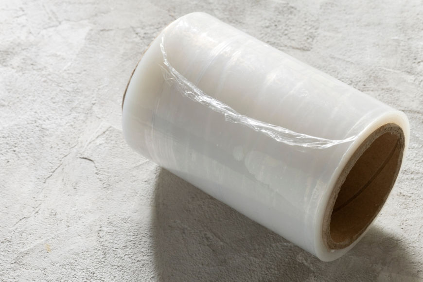 Rolo de filme pl&aacute;stico produzido com eteno, que &eacute; um alceno.