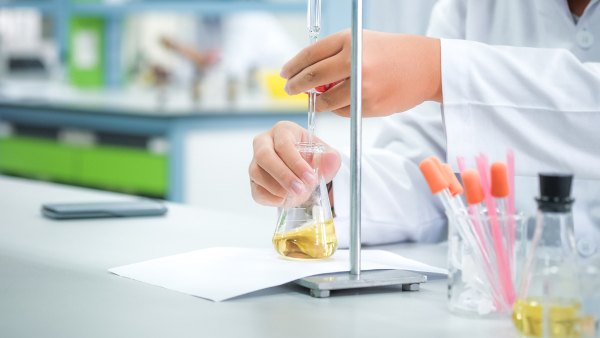 Titulação química em laboratório na determinação do teor de água pelo método Karl Fischer.