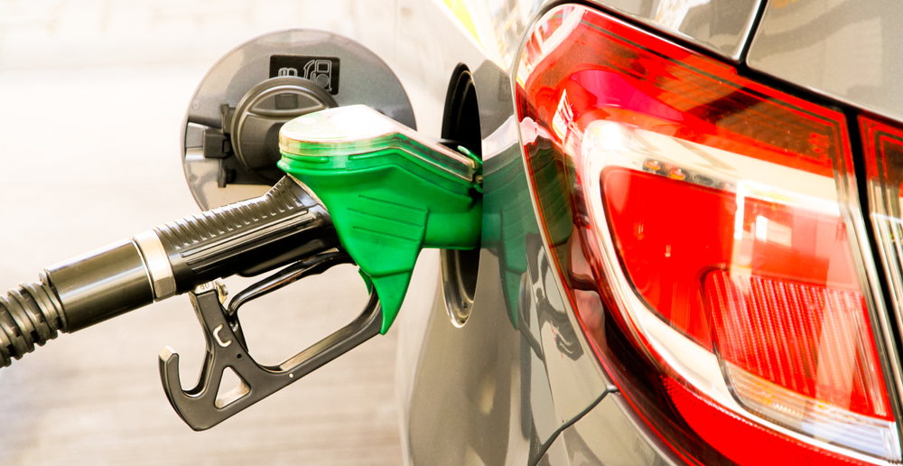 Bomba de posto de combust&iacute;vel depositando etanol em carro.