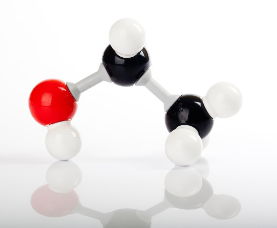 A molécula do etanol possui uma região apolar e uma região polar graças aos diferentes elementos que realizam as ligações