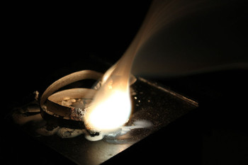Fita de magnésio pegando fogo – exemplo de reação de síntese total *