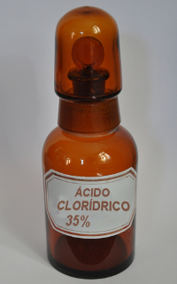 O ácido clorídrico é uma solução aquosa incolor que costuma conter cerca de 35% em massa de gás cloreto de hidrogênio