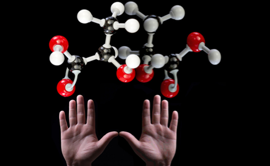 O ácido lático possui dois isômeros ópticos que são como as mãos, no sentido de serem a imagem especular um do outro (são enantiômeros)