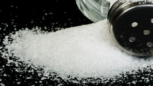 O sal de cozinha é o cloreto de sódio, ou seja, ele possui os íons sódio e cloreto