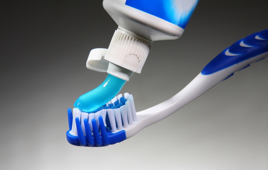 O uso do creme dental é essencial para manter os dentes saudáveis e protegidos das cáries