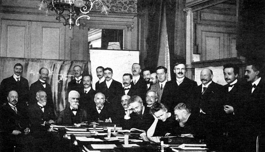 Primeira Conferência de Solvay em 1911, Bruxelas, Bélgica. Entre os cientistas presentes, estavam Ernest Rutherford, Albert Einstein e Marie Curie